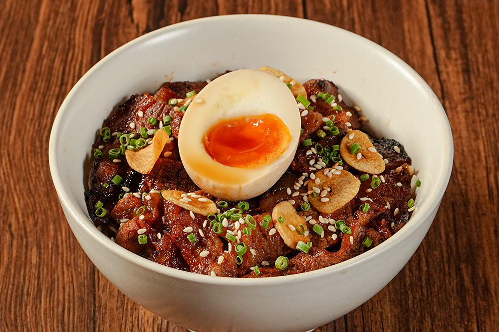 ランチタイムを彩る自慢の丼メニュー