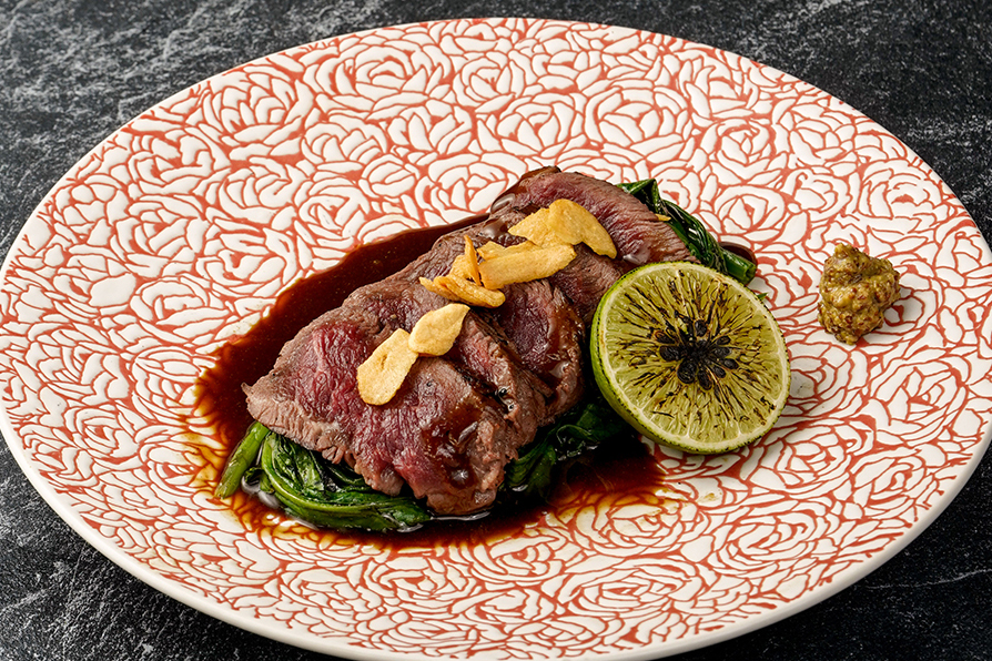 Charcoal-Grilled Beef, Savored Through Aroma and Aftertaste