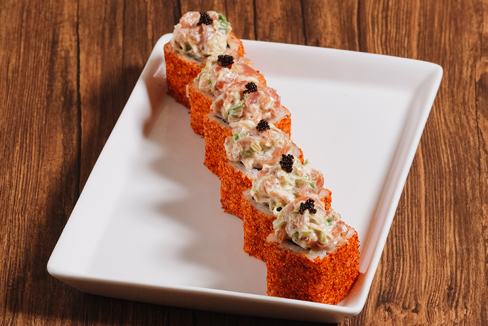 辛味のアクセントを添えた海鮮巻き寿司