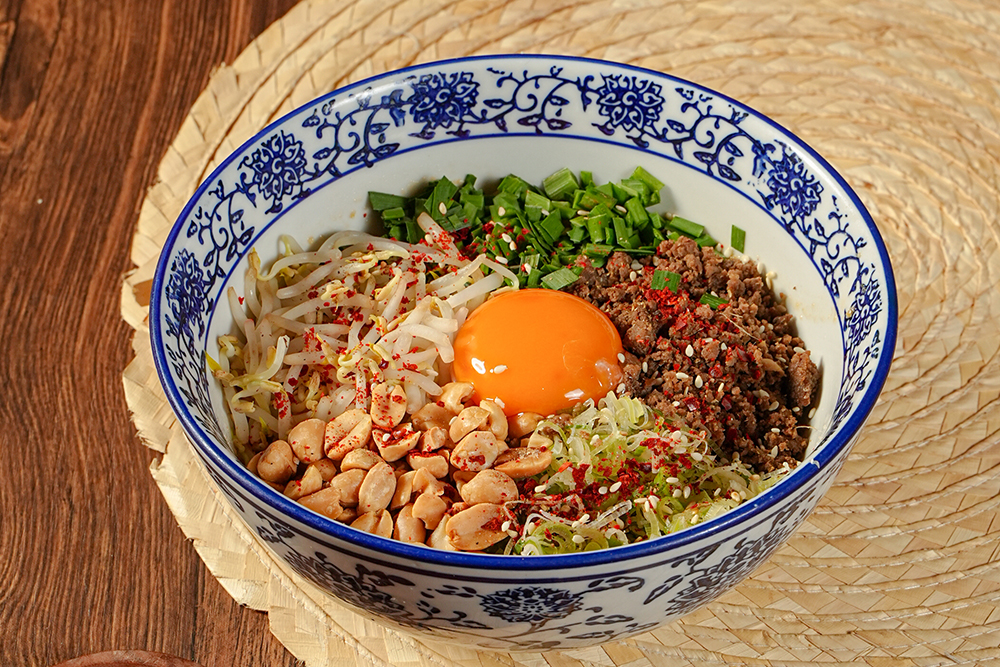 旨み豊かな鴨白湯麺、濃厚な坦々まぜそば